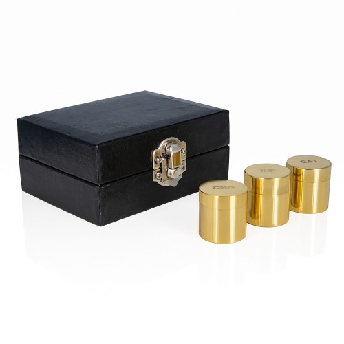 Zestaw pozłacanych naczyń na olej