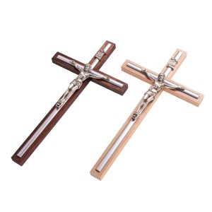Krzyż drewniany ze srebrną listwą 26cm