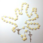 Różaniec do Pierwszej Komunii -kwiat stokrotki