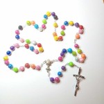 Różaniec do Pierwszej Komunii wielokolorowy jeżyk