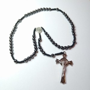 Różaniec na sznurku - czarny hematyt z benedyktem