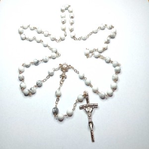 Różaniec  kamień naturalny biały howlit