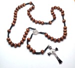 Różaniec - drewno  ciemny z Benedyktem 