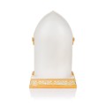 Jasny tył figurki i ornamentowana podstawa