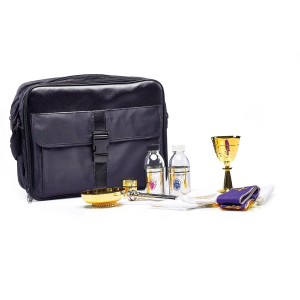 Torba z rafii i skóry z wyposażeniem liturgicznym – 26 × 32 × 12 cm