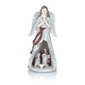 Anioł Favola 25 cm osłaniający Świętą Rodzinę, w jasnej szacie z bordowymi akcentami – widok z przodu