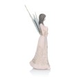 Modlący anioł Favola 18 cm w różowej sukni ze złocistym ornamentem – widok z boku