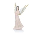 Modlący anioł Favola 18 cm w różowej sukni ze złocistym ornamentem – ujęcie ukośne
